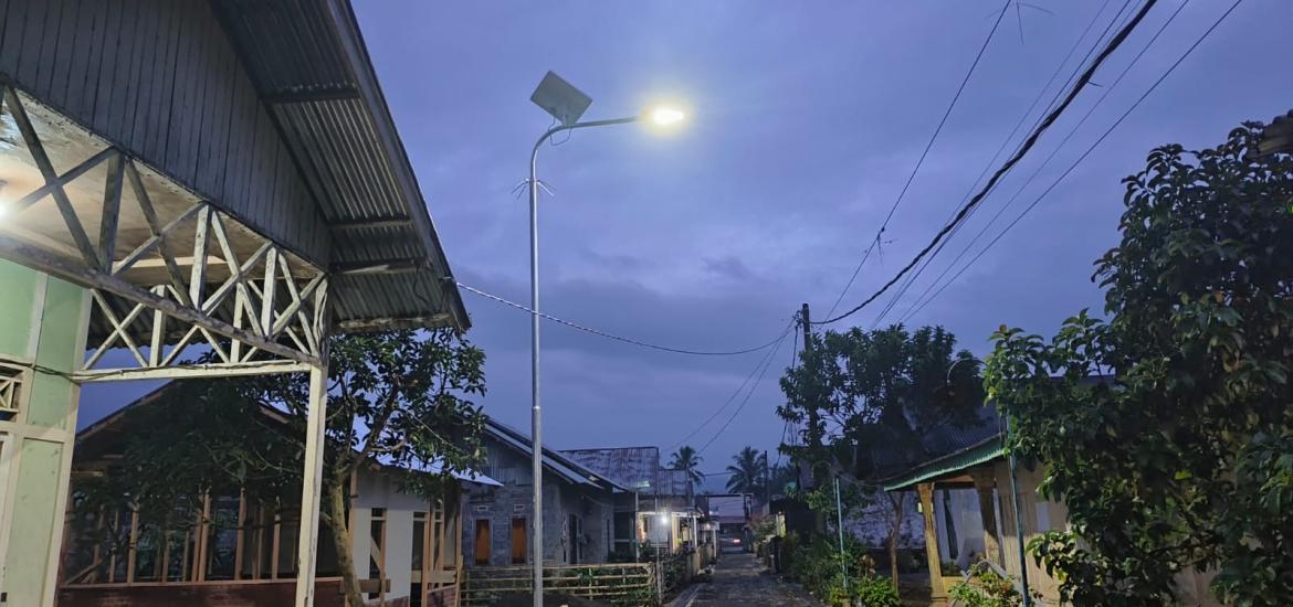 Terlihat Lampu Tenaga Surya di Desa Karang Anyar berfungsi dengan baik
