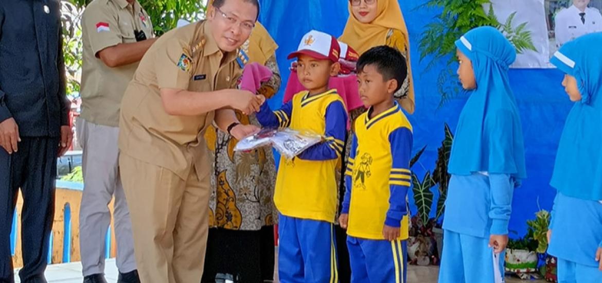 Pemkab Mukomuko Kembali Bagikan Seragam Sekolah Gratis