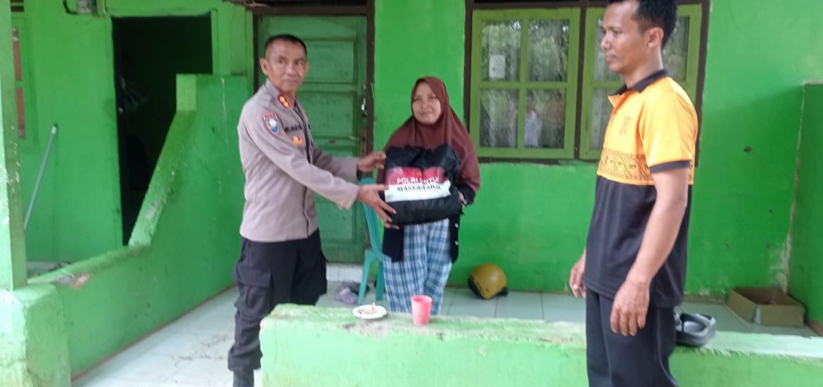Polda Bengkulu berbagi kepada warga pagar dewa