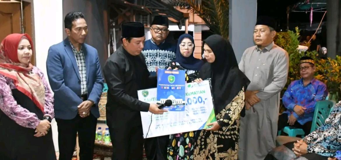 Walikota Dedy Wahyudi saat menghadiri takziah di rumah duka Suprapto bin Hasan di Kecamatan Muara Bangkahulu, Selasa malam (02/12).