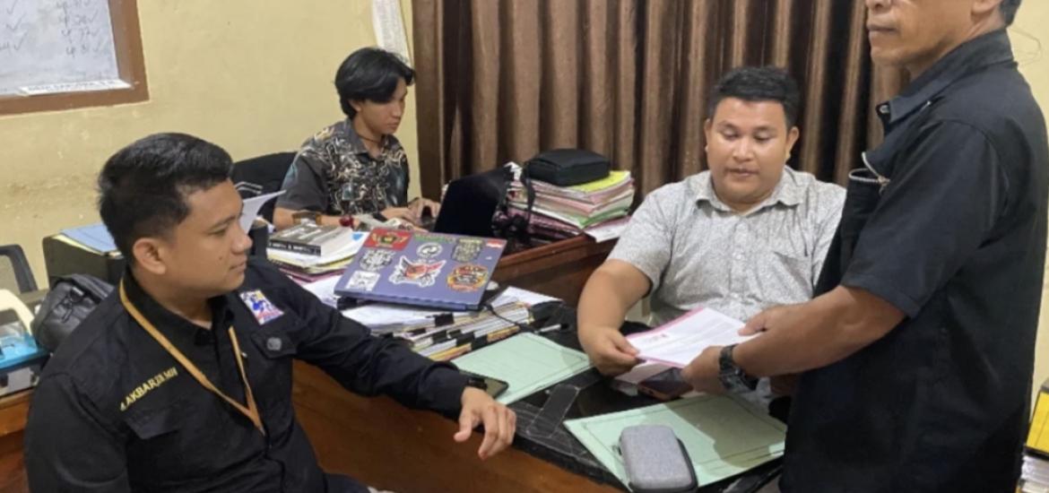 Wartawan saat melapor ke Polres Seluma