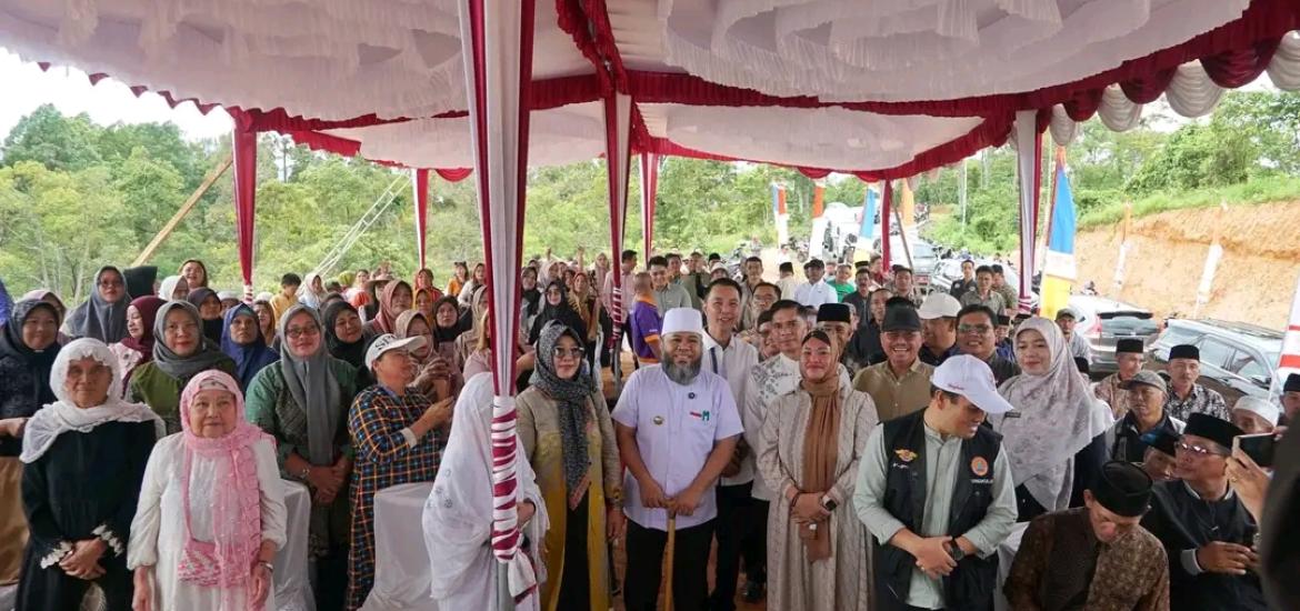 Foto Bersama Gubernur Helmi dan warga desa Air Lang