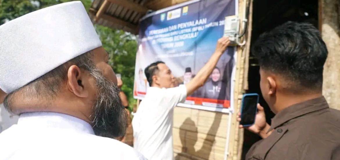 Gubernur Helmi Hasan Berikan bantuan Listrik Gratis Kepada Ibu Sundari