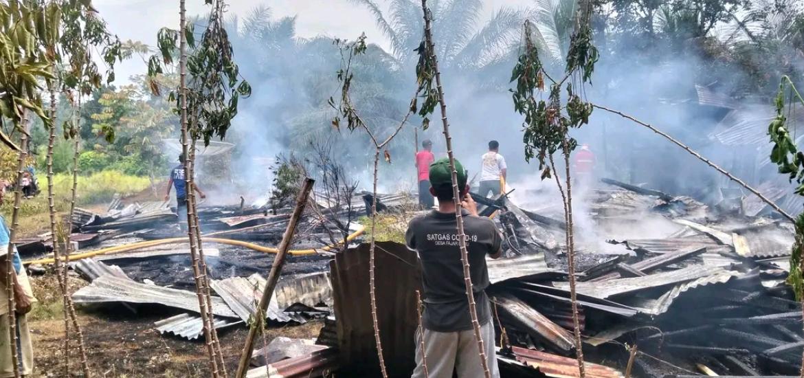 Foto rumah kadun desa fajar baru habis terbakar