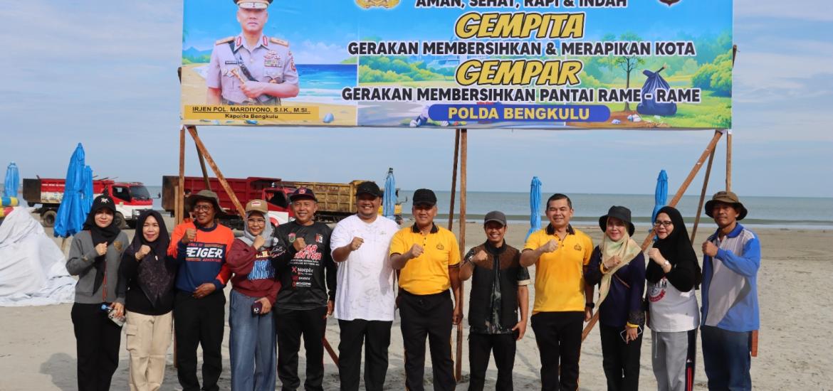 Polresta Bengkulu Bersama Polda Gelar GEMPAR, Ribuan Personel Bersihkan Pantai Zakat