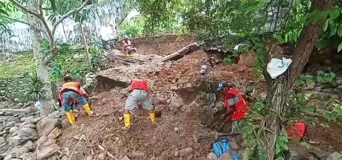 Pagar Roboh Tutup Drainase, PUPR Bengkulu Gerak Cepat Cegah Banjir di Jalan Seruni