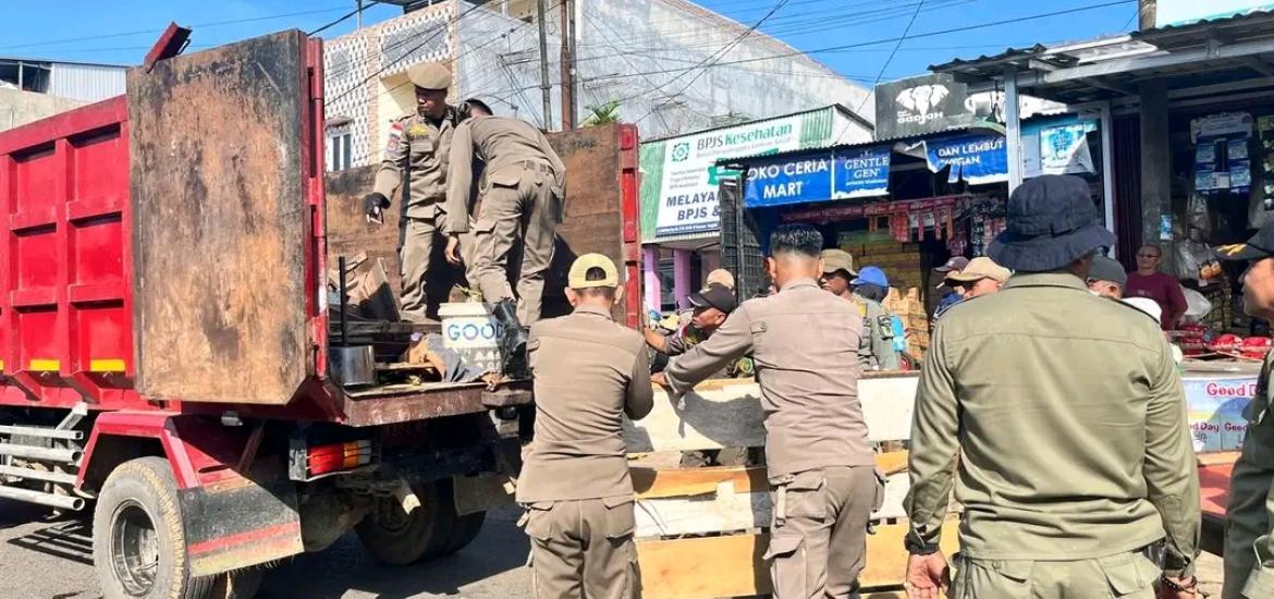 Penertiban Pasar Panorama Memanas, Satpol PP Angkut Dagangan Pedagang yang Masih Kuasai Badan Jalan