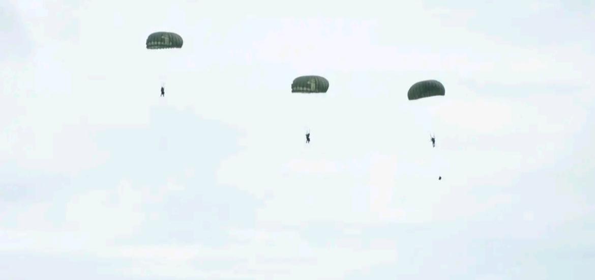 Langit Bengkulu Dipenuhi Penerjun Elit Kopassus, Latihan Operasi Khusus Jadi Tontonan Warga 