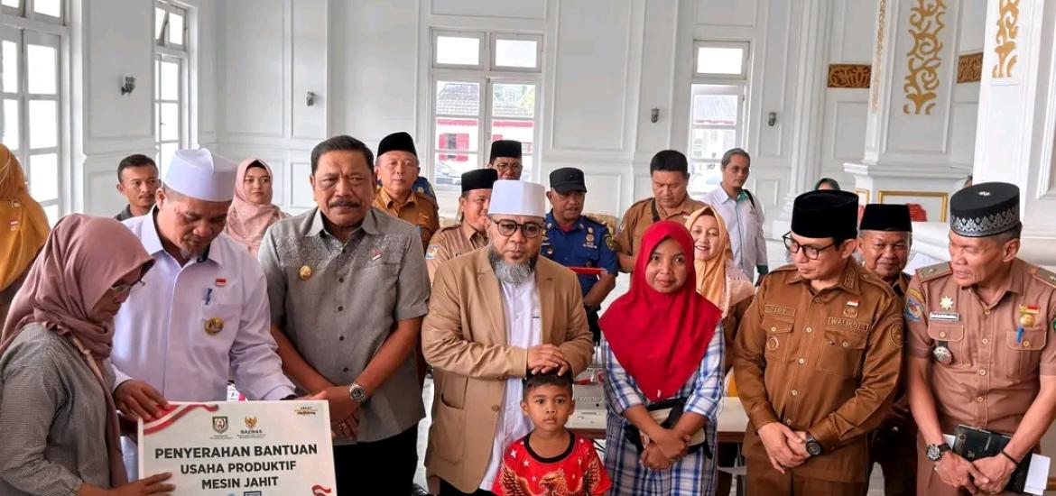 Bantu Warga Bangkit Pascakebakaran, Gubernur Helmi Serahkan Motor dan Mesin Jahit