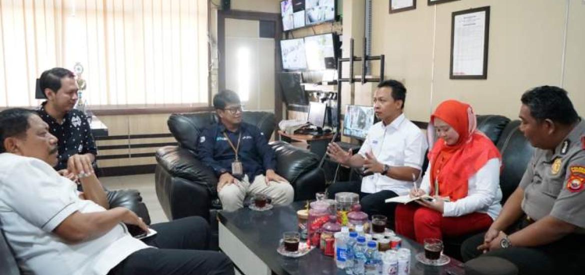 Wagub Mian bersama Kepala Dinas Energi dan Sumber Daya Mineral (ESDM) Provinsi Bengkulu, Rico Yulyana meninjau depo pertamina di Pulo Baai
