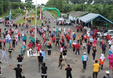 Kegiatan jalan sehat yang diikuti ASN Provinsi Bengkulu