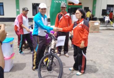 Kepala Dinas Kesehatan Provinsi Bengkulu Memberikan haidah kepada peserta jalan sehat