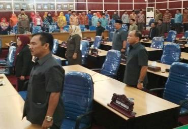 Anggota dewan Kota mengikuti rapat paripurna