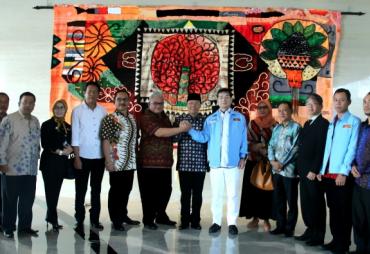 Foto bersama sesaat setelah pertemuan