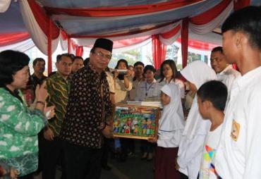 Pemerintah pusat melalui Kementerian Sosial menyerahkan bantuan Program Keluarga Harapan (PKH) non tunai di Kota Bengkulu