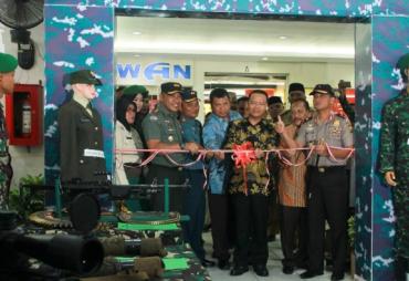 Pelaksana Tugas (Plt) Gubernur Bengkulu Rohidin Mersyah membuka pameran Alat Utama Sistem Persenjataan (Alutsista) yang digelar Komando Resort Militer 041 Gamas di lantai dasar Bencoolen Mall Kota Bengkulu.