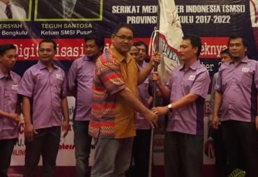 Ketua Umum SMSI Pusat Teguh Santosa saat melantik pengurus SMSI Provinsi Bengkulu, Senin 2 Oktober 2017