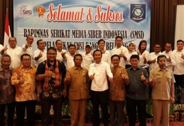 Foto bersama usai pembukaan Rapimnas SMSI dan pelantikan pengurus SMSI Bangka Belitung, Selasa (10/10/2017)