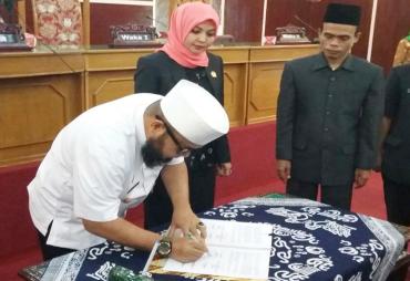 Walikota Helmi Hasan saat menandatangani MoU KUA-PPAS Perubahan 2017