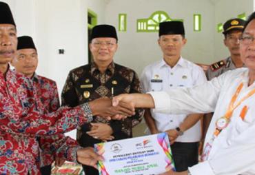 Penyerahan bantuan PT. Pelindo II Cabang Bengkulu senilai 50 Juta Rupiah kepada Masjid Nurul Amal Desa Telaga Dalam Kec. Pino Raya Bengkulu Selatan Kamis (27/4/2017)