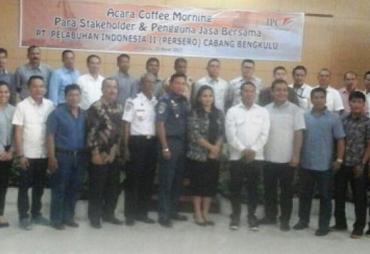 Foto bersama GM PT Pelindo II Drajat Sulistyo bersama tamu undangan