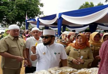 Walikota Helmi Hasan saat memborong dagangan pada acara Koordinasi Aksi Daerah Lansia Kota Bengkulu