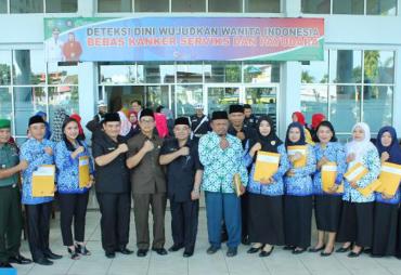 Foto bersama usai upacara peringatan hari kesehatan nasional ke 53 bertempat di Halaman RSUD M. YUNUS