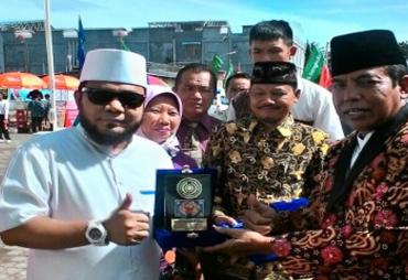 Walikota Helmi Hasan saat menerima Penghargaan dari Rektor UMB di Kampus IV UMB di Jalan Adam Malik KM 9