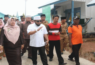  Kota Bengkulu - Walikota Bengkulu Helmi Hasan mendatangi lokasi perumahan khusus nelayan di Kampung Bahari