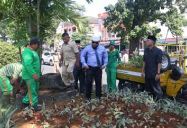 Walikota Helmi Hasan meninjau langsung kondisi taman kota