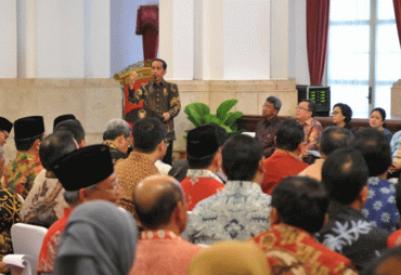 Plt Gubernur Rohidin Mersyah mendengarkan paparan Presiden RI Joko Widodo di Istana Negara Jakarta