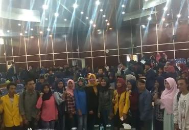 Ketua DPRD Kota Erna Sari Dewi  foto bersama mahasiswa