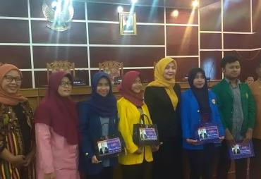 Ketua DPRD Kota Erna Sari Dewi  foto bersama mahasiswa