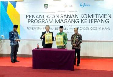 Penandatanganan komitmen program magang bersama Presiden IM JAPAN, Jumat (17/11/2017)