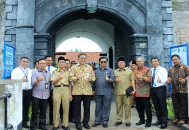 Foto bersama serah terima Bantuan Program Sosial Bank Indonesia Revitalisasi Cagar Budaya di Bengkulu