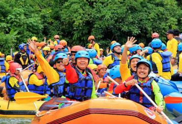 Plt Gubernur Rohidin Mersyah bersama rombongan dengan 21 perahu karet menyusuri wisata Arung Jeram sepanjang 14 km