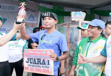 Plt Gubernur Rohidin Mersyah menyerahkan hadiah pemenang lombas