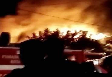 Rumah pensiunan pegawai PLN terbakar, ( foto : klikwarta.com)