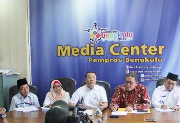 Jurnalbengkulu.com - Plt Gubernur Bengkulu Rohidin Mersyah menyatakan optimis terhadap perkembangan   investasi dan pertumbuhan perekonomian masyarakat Bumi Rafflesia. Hal ini lantaran beberapa   indikator, yaitu angka inflasi Bengkulu dibawah rata-rata nasional, angka kemiskinan turun yang cukup   signifikan serta perkembangan ekspor-impor diatas 50 persen dari tahun sebelumnya.  “Saya kira indikator-indikator seperti ini jelas mampu meningkatkan perekonomian masyarakat. Dan hal   ini akan menimbulkan sent