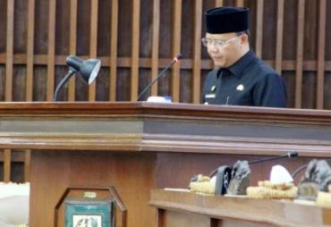 Plt Gubernur Bengkulu Rohidin Mersyah saat Menyampaikan 2 Raperda