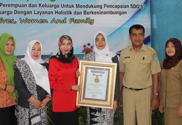 Ikatan Bidan Indonesia Bengkulu Utara menerima Penghargaan Rekor Pemeriksaan IVA (Sumber Foto : mediacenter.bengkuluutarakab.go.id)
