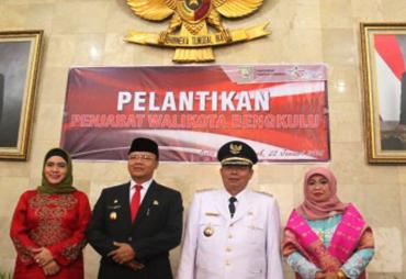 Plt Gubernur bersama istri dan Penjabat walikota bersama istri usai pelantikan