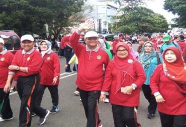 Kakanwil kemenag Provinsi Bengkulu dan Asisten I Pemprov tampak mengikuti  jalan santai