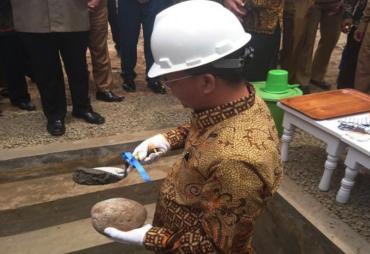 Peletakan batu pertama Hotel Mercure bintang empat oleh Plt Gubernur Rohidin Mersyah, Senin (29/01/2018)