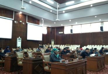 Anggota DPRD tampak serius Mengikuti Rapat Paripurna