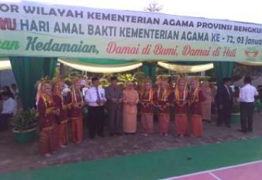 Foto Bersama Kakanwil Kemenag Bersama Murid MAN 2