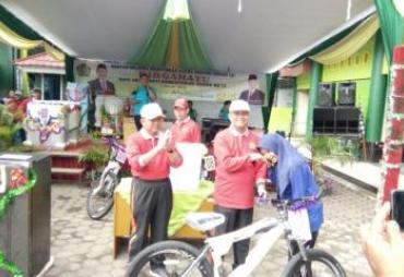 Kakanwil Kemenag Memberikan Hadiah Kepada Pemenang Jalan Santai