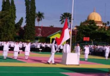 Pengibaran Bendera Merah Putih Oleh Pelajar MAN 2 Kota Bengkulu
