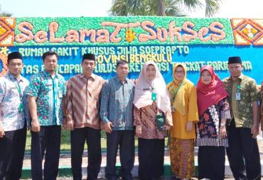 Direktur RSKJ Soeprapto Bengkulu bersama Staf Ahli Bidang Kemasyarakatan dan SDM, Rusdi Bakar,M.Pd. Rusdi Bakar beserta jajaran RSKJ foto bersama usai syukuran