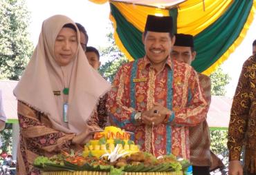 Potong tumpeng syukuran atas dicapainya akreditasi bintang 5